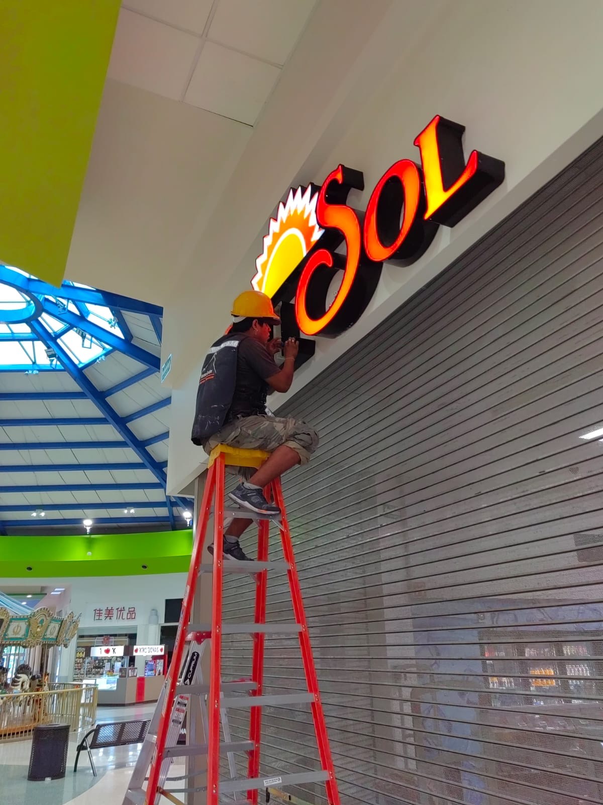 Letras luminosas instaladas en el interior de una plaza comercial