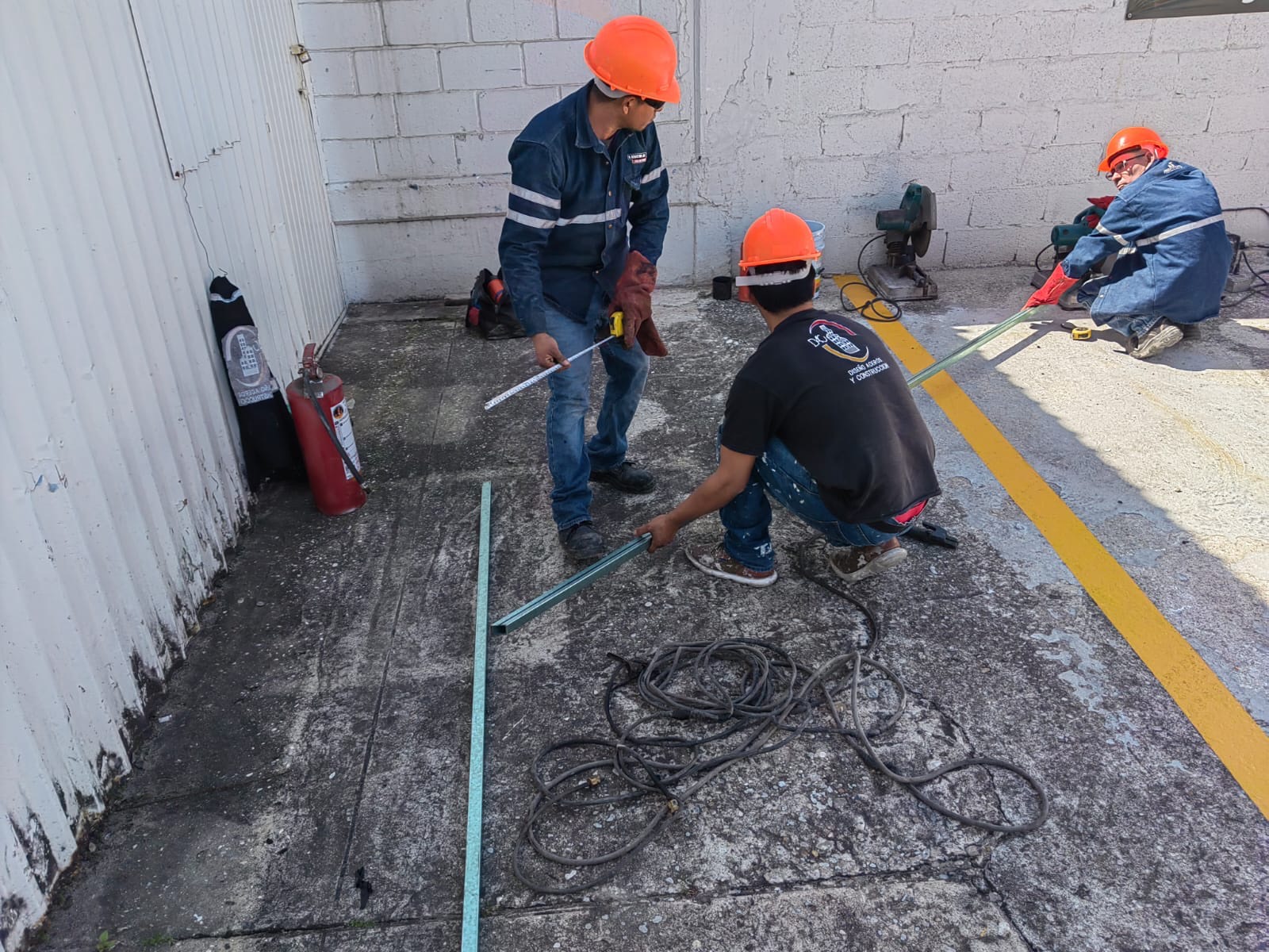 Cuadrilla de DAC habilitando acero en obra