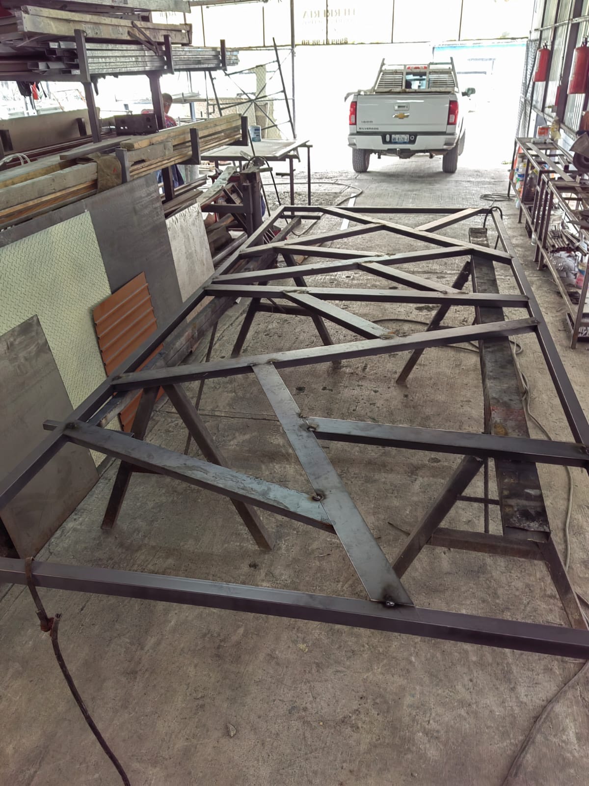Armado y soldadura de estructura metálica en el taller