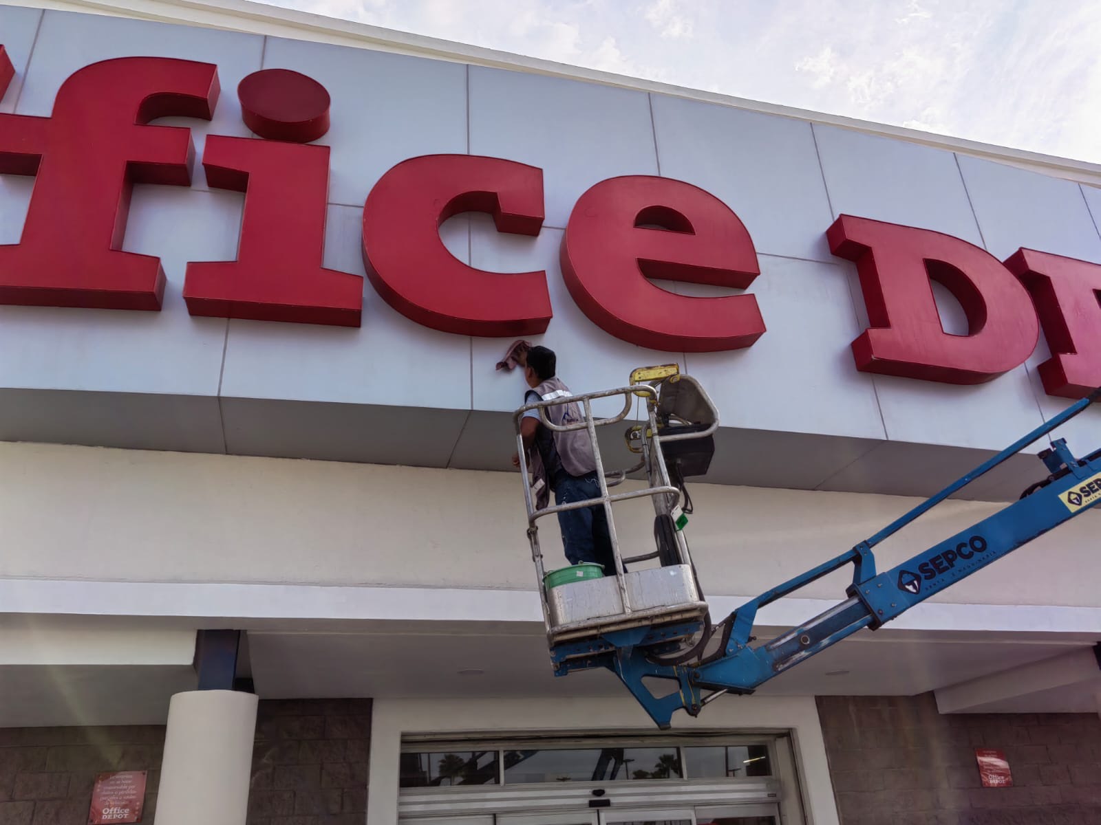 Mantenimiento de anuncio en tienda comercial